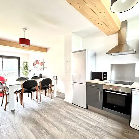 Du Vignoble A L'atlantique - Montifault Du 2 Au 3 Pieces アパート